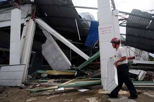 Người đàn ông này đang thu dọn lại ngôi nhà bị bão đánh sập, tính riêng ở Nam Định có hàng chục nhà bị bão phá nát hoàn toàn như này.